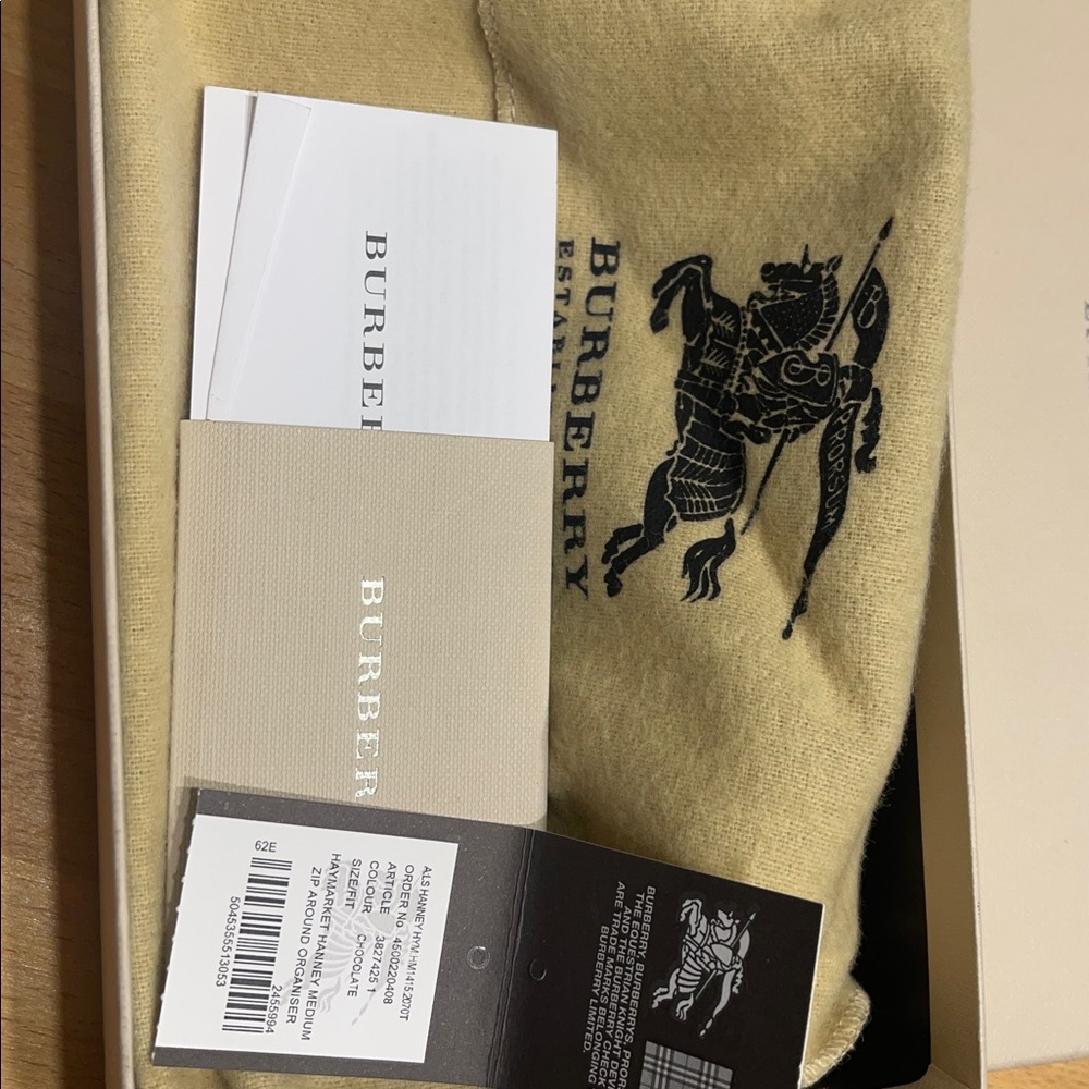 Burberry - Brand new medium zip around wallet organizer - Picture 3 of 9